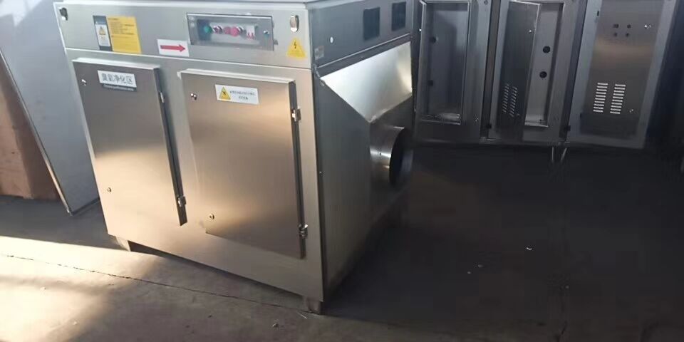 　　印刷采用的涂料產生廢氣怎么處理  　　關鍵詞：印刷廢氣處理，涂料廢氣處理，廢氣處理方法  　　一般來說印刷廠廢氣處理方法有吸附冷凝法、吸收溶解法、反應燃燒法、光催化氧化法、等離子處理法、多種方法組合法，還有我們所生產的溶媒吸附設備。