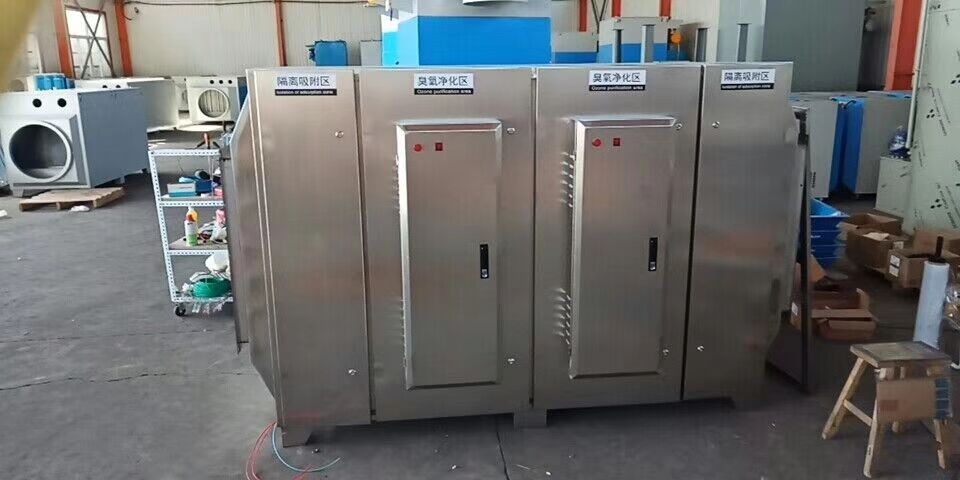塑料制品車間廢氣處理設(shè)備無任何機(jī)械動(dòng)作，無噪音，無需專人管理和日常維護(hù)，只需作定期檢查，本設(shè)備能耗低，設(shè)備風(fēng)阻極低＜50pa,可節(jié)約大量排風(fēng)動(dòng)力能耗。