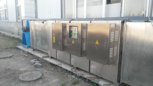 光解凈化設(shè)備 造紙廠制漿廢氣處理設(shè)備設(shè)計(jì)安裝利用UV光解凈化設(shè)備發(fā)出特制的高能UV紫外線光束照射惡臭氣體，裂解H2S、硫化物、VOC類、苯、甲苯、二甲苯的分子鏈結(jié)構(gòu)，使有機(jī)或無機(jī)高分子惡臭化合物分子鏈，在高能紫外線光束照射下，降解轉(zhuǎn)變成低分子化合物，如CO2、H2O等。利用高能UV光束裂解惡臭氣體中細(xì)菌的分子鍵，破壞細(xì)菌的核酸（DNA），再通過臭氧進(jìn)行氧化反應(yīng)，徹底達(dá)到脫臭及殺滅細(xì)菌的目的。