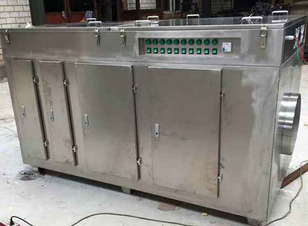 對于半導體廠家而言，在去光阻工序中常會使用的去光阻液，雖絕有些工廠車間目前都已采用冷凝吸收器進行去光阻工序排氣前的預(yù)處理凈化并回收，回收效率約在90%以上，但對于其所衍生的低濃度(<5ppm)有機惡臭污染物，礙于既有處理等級限制，無法將所有問題一并解決，也長期造成從業(yè)者許多困擾，這些含硫化合物氣體不但是造成高科技業(yè)或相關(guān)園區(qū)廢水廠空氣污染臭味投訴的主因，同時也是使被污染的空氣導引進入如半導體晶圓制造廠及TFT-LCD。