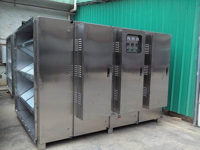 設(shè)備配置：噴淋+光解，光解：THY-EQ30000廢氣UV高效光解凈化設(shè)備；  處理標準：惡臭污染物排放標準》(GB14554-1993)排放標準；