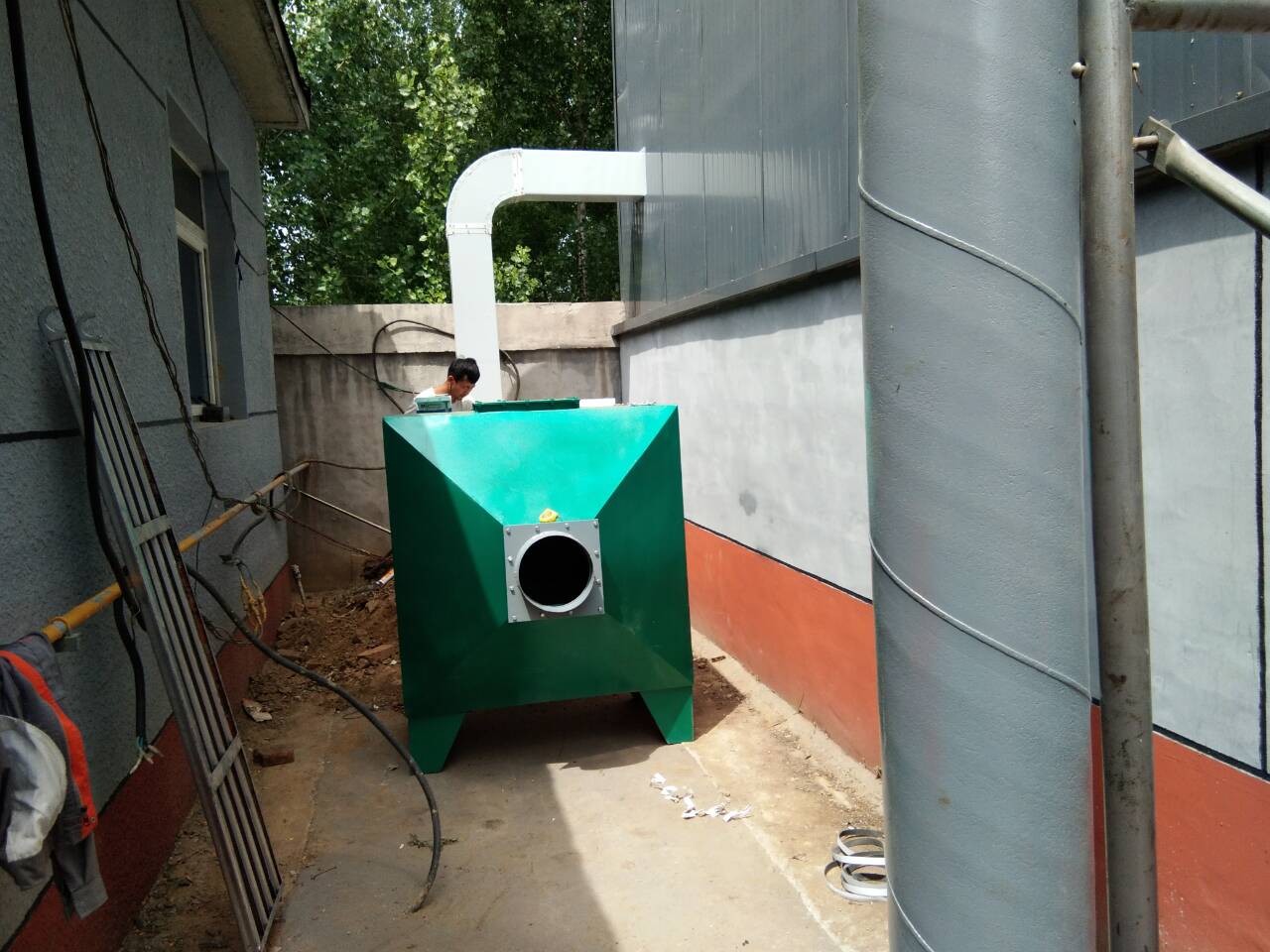 對(duì)于電子廠行業(yè)廢氣處理解決方案，以上是介紹了幾種方法，具體用什么廢氣處理設(shè)備還需要根據(jù)客戶現(xiàn)場(chǎng)勘查收集的信息，來制定合理的收集+處理，這樣才能保證廢氣的凈化效果，我們有上百家電子廠的廢氣處理工程案例可以讓客戶現(xiàn)場(chǎng)進(jìn)行考察，或者直接與我們聯(lián)系，讓我們技術(shù)人員現(xiàn)場(chǎng)為您設(shè)計(jì)廢氣處理方案和報(bào)價(jià)