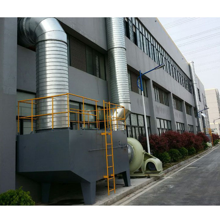 合成香料的精細化工生產(chǎn)企業(yè)，主要有醇類、酮類、醛類、酯類、酸類、醚類和酰胺類等七大類十多個香料品種，其使用的原材料主要為乙醛、乙醇、甲苯、乙酸等有機原料，其產(chǎn)生的廢氣也都是含有醛類、醇類、酮類、酯類、酸類、醚類的有機廢氣，廢氣經(jīng)～套8000立方/,b時堿洗加活性炭吸附裝置處理后，經(jīng)3O米煙囪排放，雖然廢氣排口污染物含量符合標準，但排放中的異味還是不能有效去除，廢氣需要進一步處理，消除潛在危害