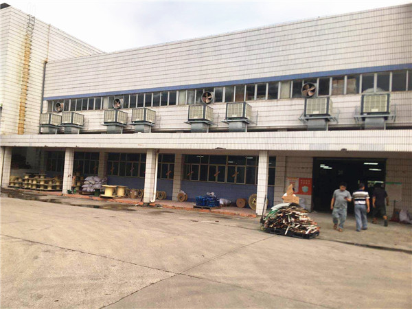  工廠降溫通風(fēng)方案，作用與裝置環(huán)保空調(diào)的規(guī)劃計(jì)劃是有著很大的相關(guān)的，規(guī)劃廠房降溫必需要懂得怎么核算車間內(nèi)的換氣次數(shù)辦法以及車間內(nèi)該怎么匹配適宜的環(huán)保空調(diào)的數(shù)量功率巨細(xì)等，亦或是車間是合適崗位降溫仍是全體降溫。