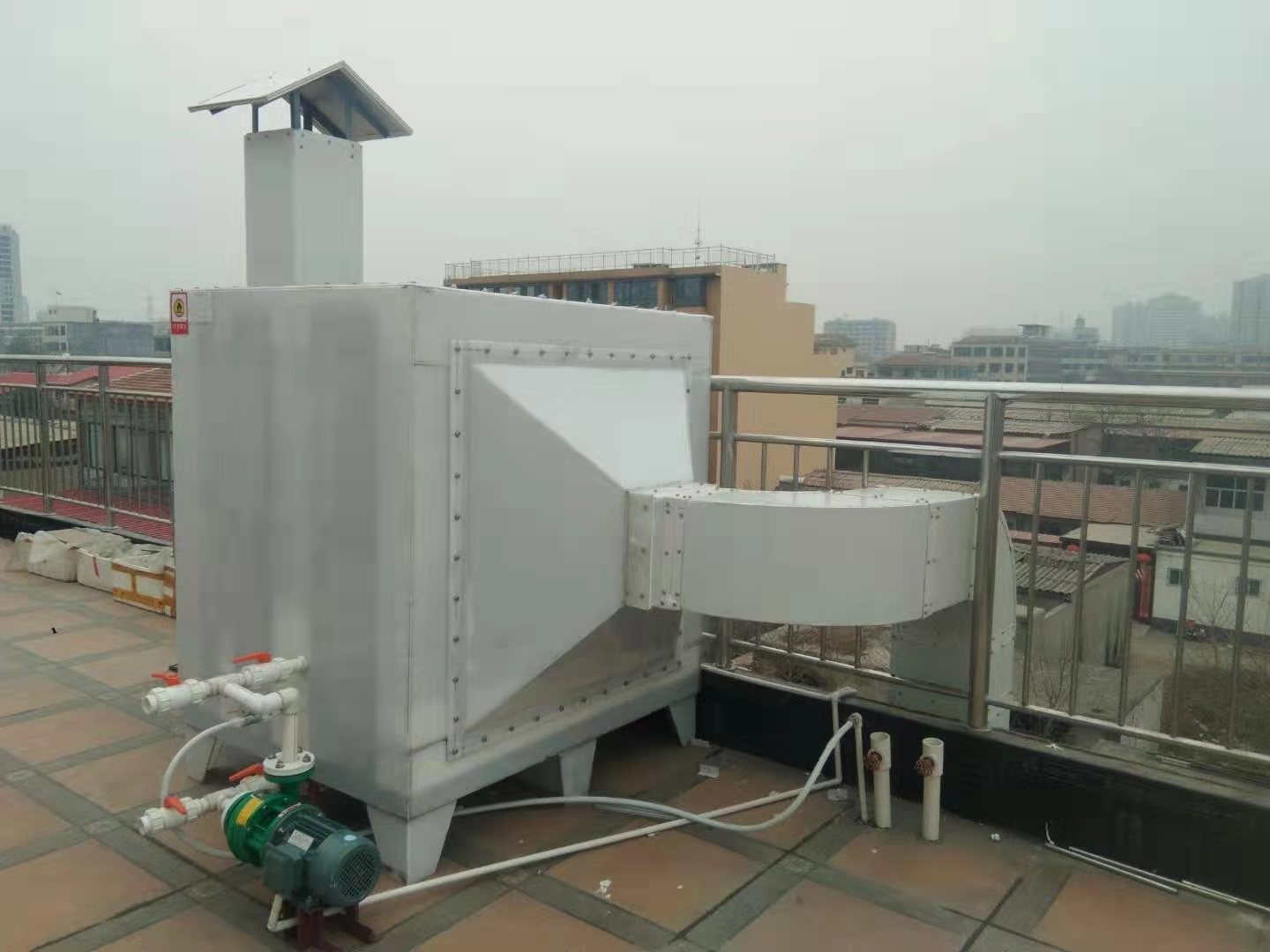 電線電纜廠廢氣異味處理采用設(shè)備方案，活性炭吸附塔,是一種經(jīng)濟(jì)實(shí)用型有機(jī)廢氣的凈化與治理裝置;是一種廢氣過濾吸附異味的環(huán)保設(shè)備產(chǎn)品。