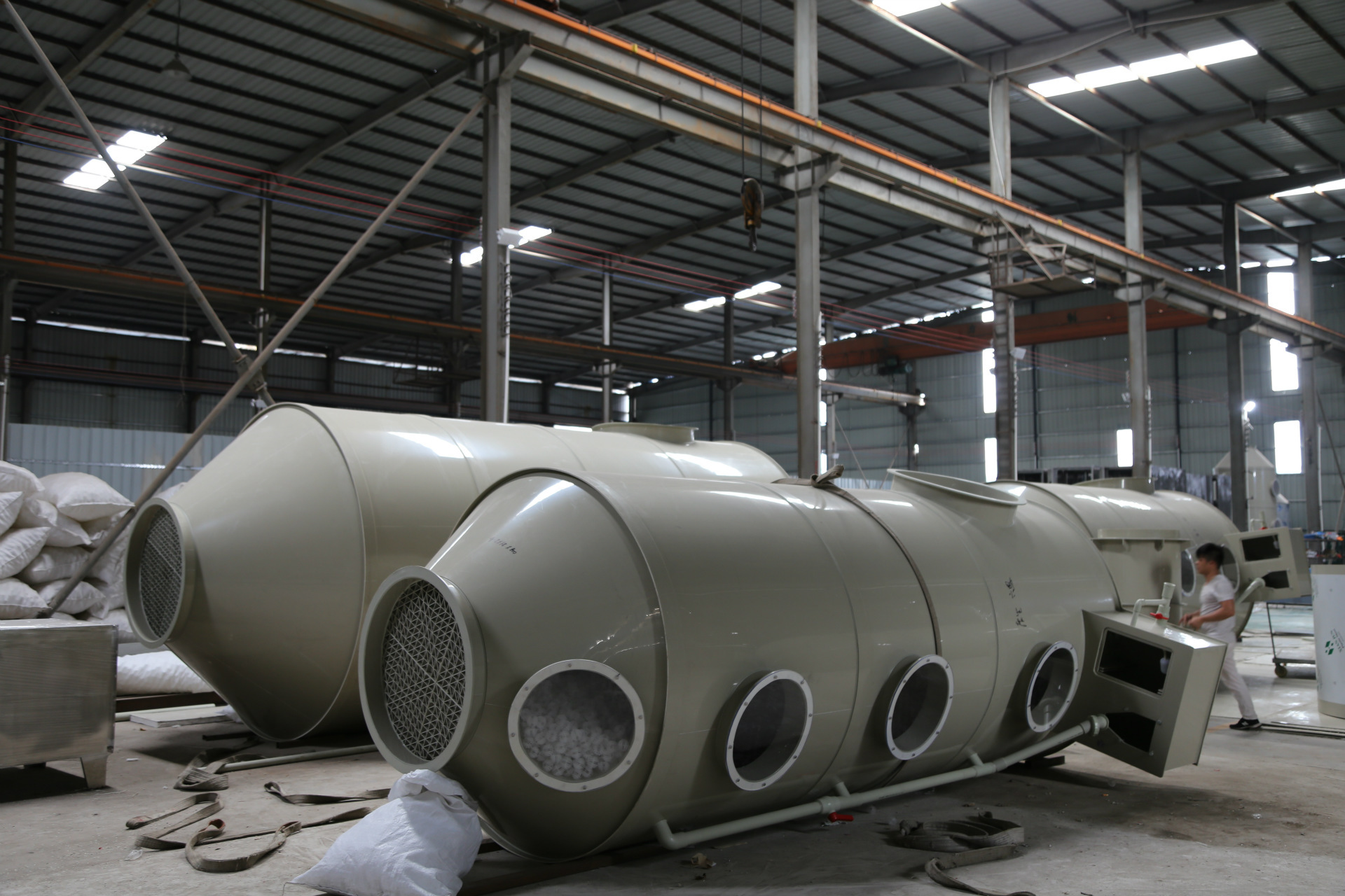 　噴淋塔是一種新型的工業(yè)廢氣處理設(shè)備，采用新型PP材質(zhì)（聚丙烯）。它是在可浮動填料層工業(yè)廢氣凈化器的基礎(chǔ)上改進(jìn)而產(chǎn)生的，廣泛應(yīng)用于工業(yè)廢氣處理、除塵等方面的前處理，凈化效果很好,是目前酸堿廢氣處理中常用也實用的一款處理設(shè)備。